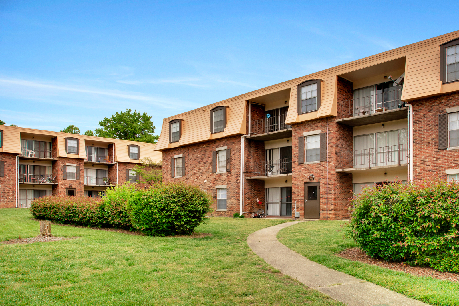 A beautiful yard in front of an apartment complex